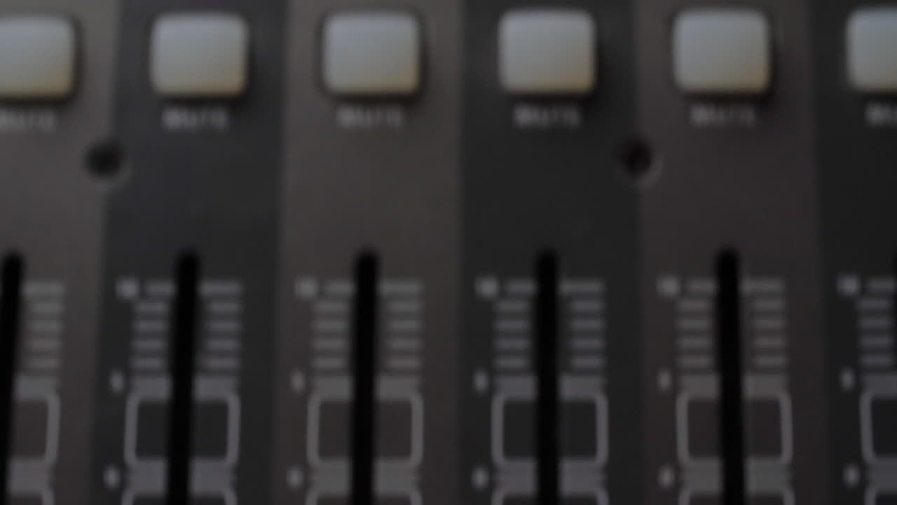 consola de audio digital. deslizadores motorizados. de cerca