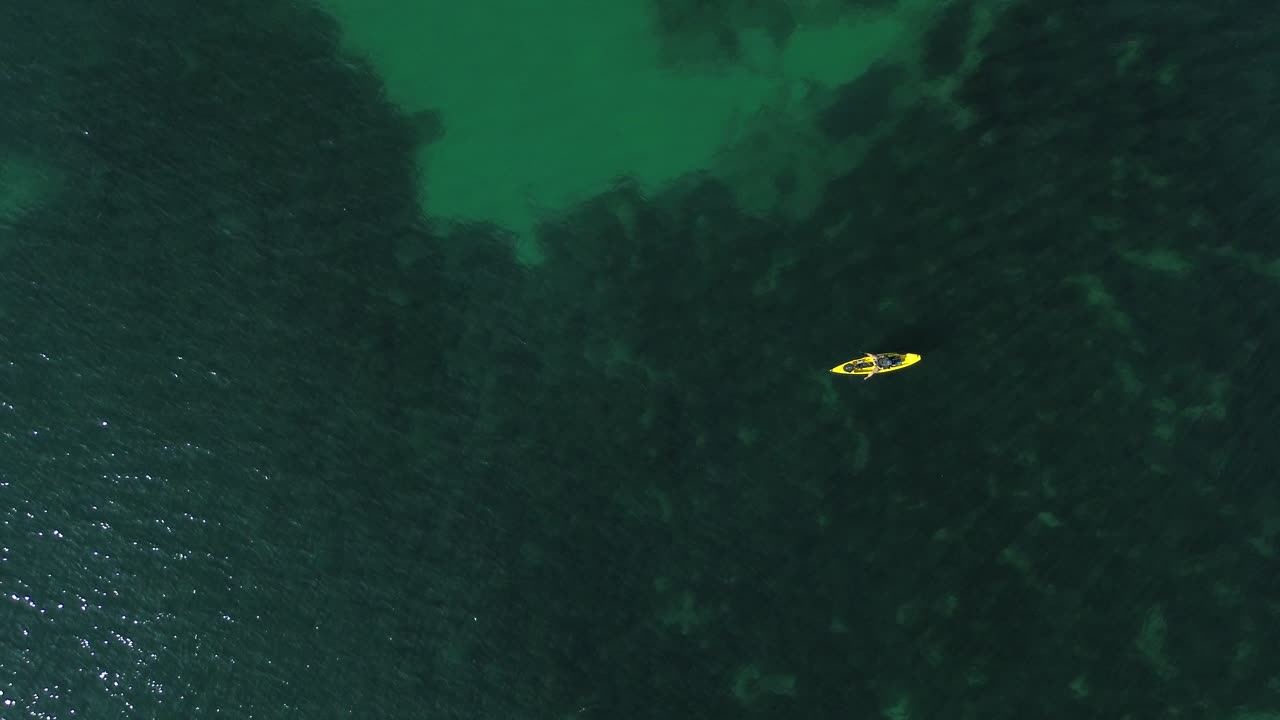 воздушный вид на каяк рыбалки в морском пейзаже, троллинг рыболовства дрон вид