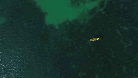 Vista-Aérea-De-La-Pesca-En-Kayak-En-El-Paisaje-Marino,-Vista-De-Drones-De-Pesca-Con-Curricán