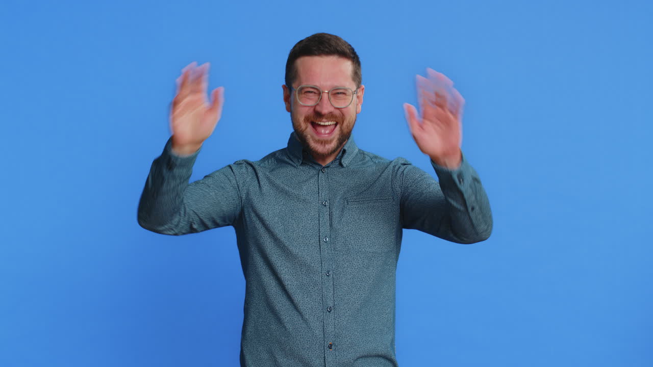 Uomo felice sorridente, amichevole, che agita le mani, che fa un gesto, un saluto o un addio, un invito a una riunione.