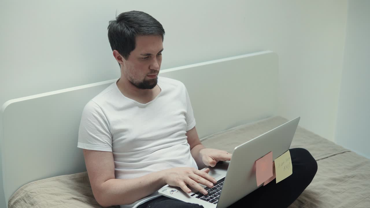 남자는 작가로 일하고 노트북으로 새로운 책의 텍스트를 인쇄합니다.