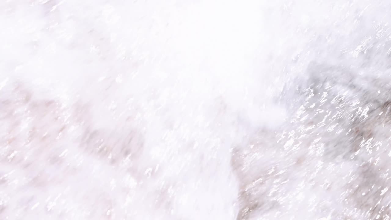 Onde serene che lambiscono la riva, filmato 4k.