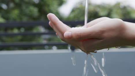 salpicaduras de agua limpia fluye a las manos. el concepto de ahorro de agua para hacer que dure por mucho tiempo. conservación de los recursos naturales.