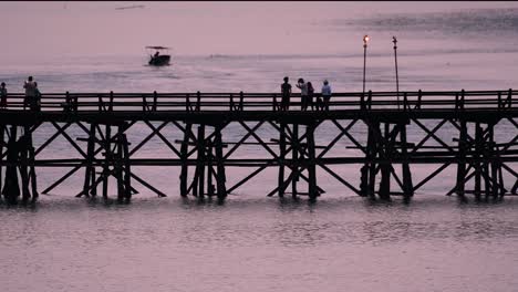 Die-Mon-brücke-Ist-Eine-Alte-Holzbrücke-In-Sangkla,-Thailand