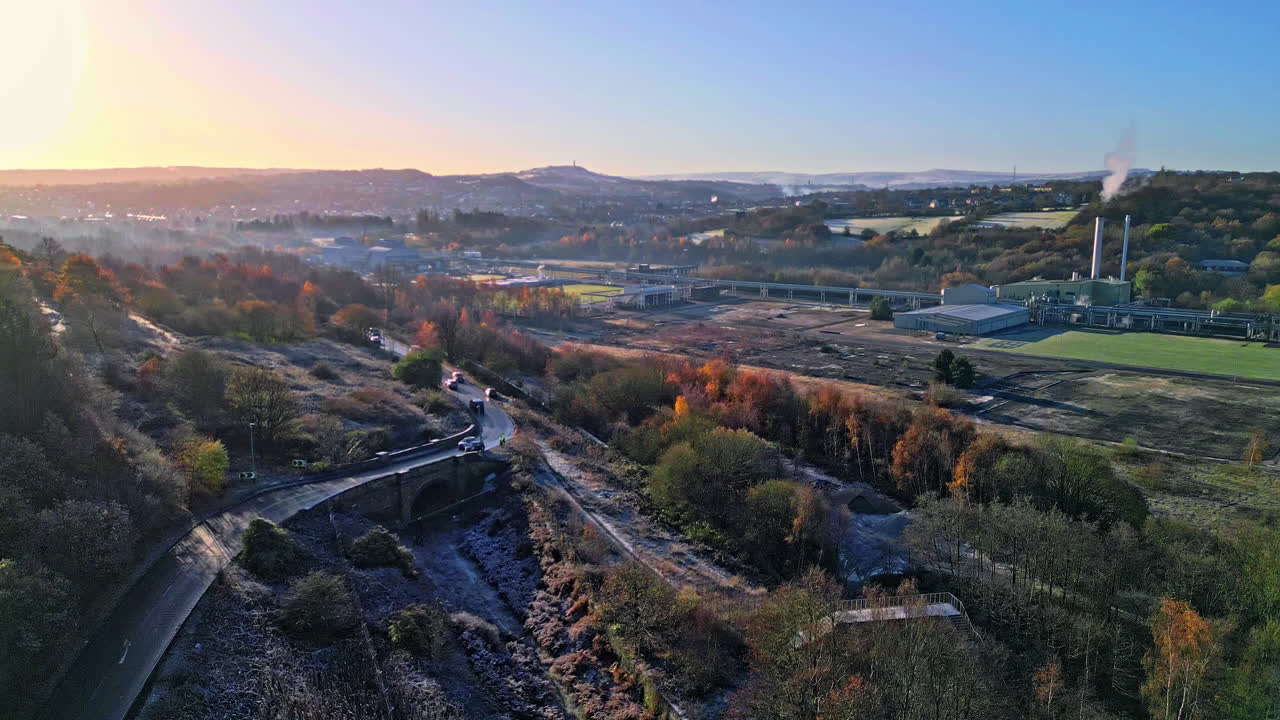 햇빛 먼 안개를 보여주는 도로를 따라 운전하는 자동차