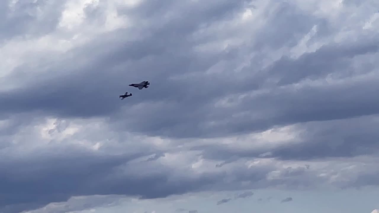 espectáculo aéreo - avión a reacción y avión de hélice vuelan en formación - vuelo de patrimonio