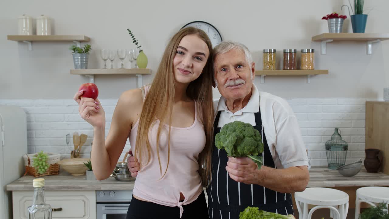 abuelo mayor con nieta recomendando comer alimentos vegetales crudos. dieta vegetal
