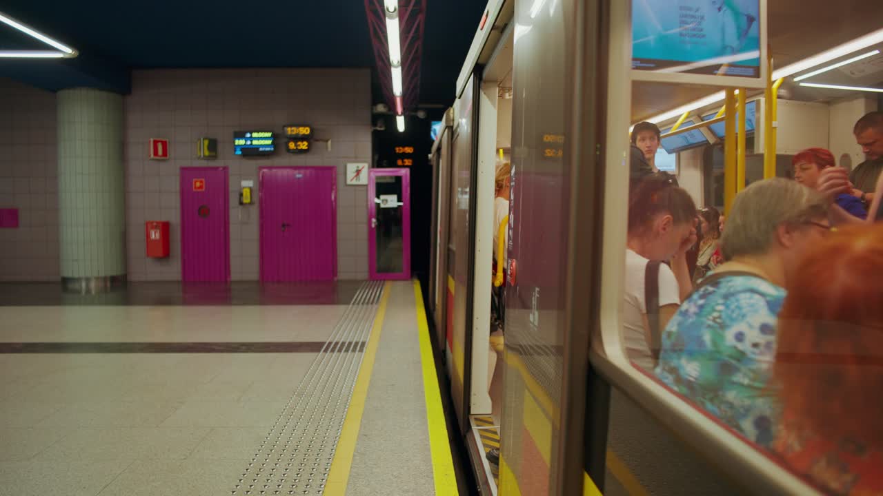 Uomo che cammina su una banchina della metropolitana