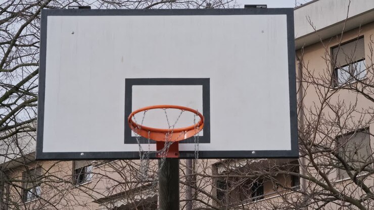 Rallentatore di una catena di un canestro da basket che si muove dopo un tiro