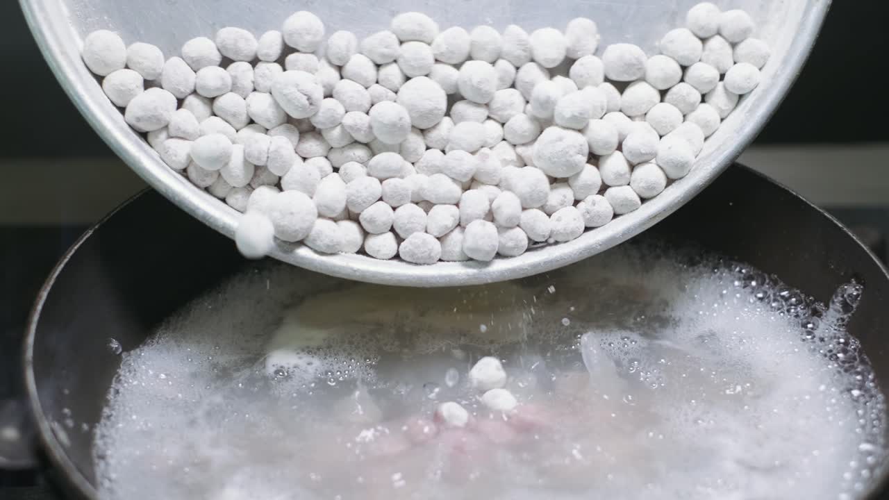 밀가루를 뿌린 미트볼을 팬에 넣고 볶는다