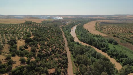vista aérea de una carretera al lado de un río