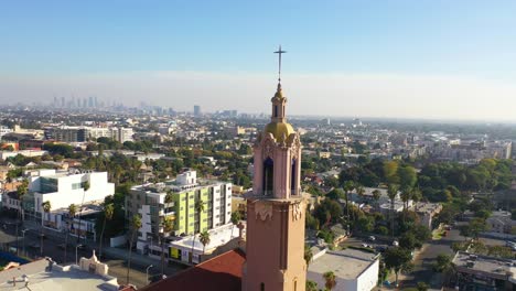 Antena-Sobre-El-Santísimo-Sacramento-De-La-Iglesia-Católica-En-Hollywood,-California-2