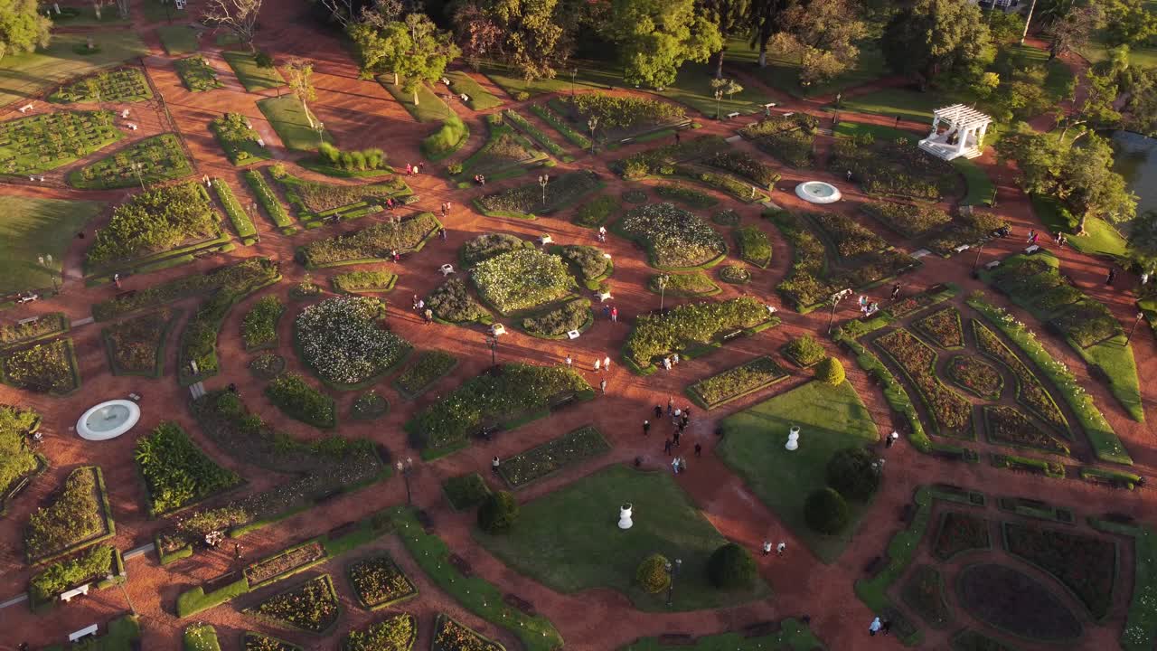 많은 사람들이 부에노스 아이레스의 로달 공원에서 쉬고 걷는 모습을 보여주는 공중 궤도 샷 - 아름다운