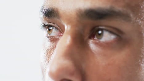 primer plano de los ojos de un joven biracial sobre un fondo blanco