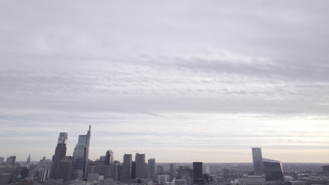 필라델피아 스카이라인 - 구름이 많은 날에 드론으로 촬영