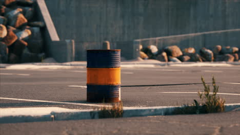 Altes-Und-Rostiges-Metallfass-Auf-Dem-Parkplatz