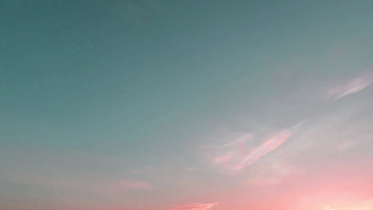 파스텔 분홍색 해가 뜨는 구름, 아름다운 시안 푸른 하늘에 빛 광선