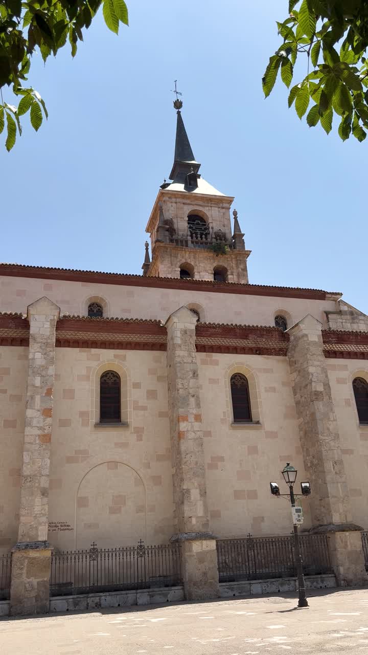 Vertical recording of Alcalá de Henares Cathedral's profile