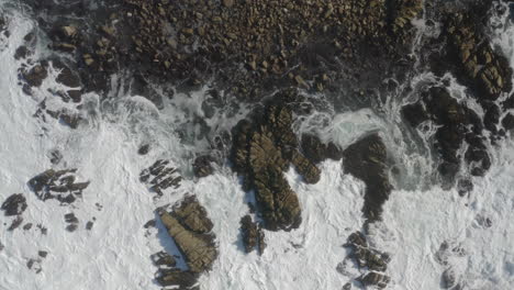 4K-Filmwellen-Und-Felsen-Bei-Flut