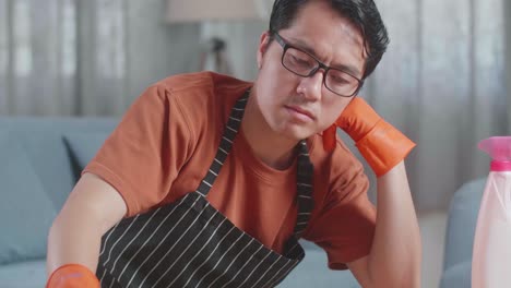 hombre cansado de limpiar