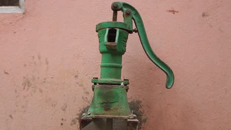 grifo de agua antiguo verde se encuentra estacionario