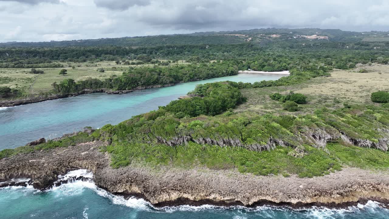 Scogliere spazzate dal vento con la spiaggia di Playa Caleton sullo sfondo, Rio San Juan nella Repubblica Dominicana