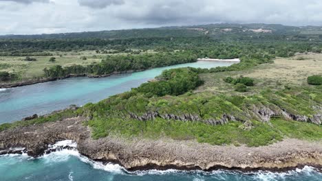 Acantilados-Azotados-Por-El-Viento-Con-Playa-Caleton-Al-Fondo,-Río-San-Juan-En-República-Dominicana