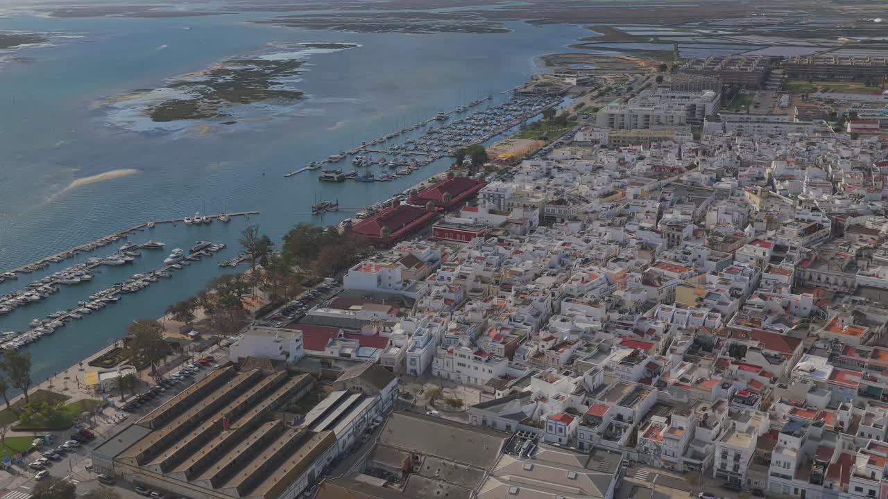 Vista aérea da cidade de Olhão com marina e mercados vermelhos, Algarve, Portugal