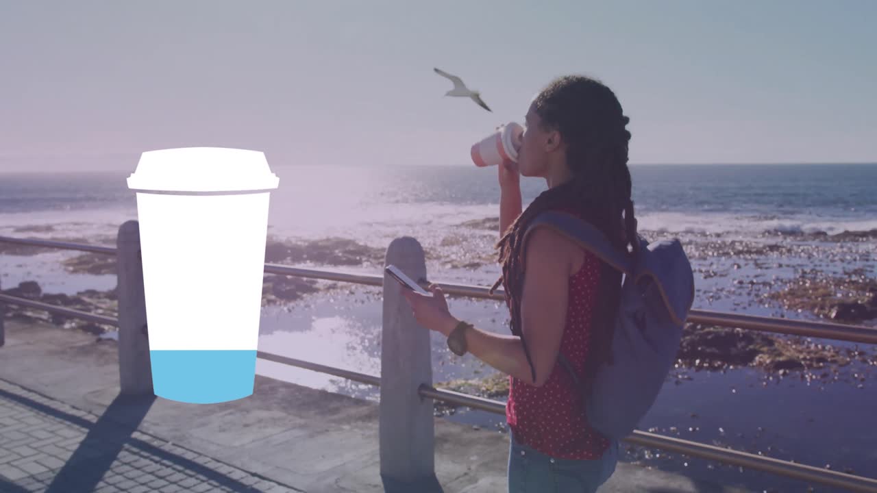 icono de una taza de café llenándose contra una mujer afroamericana bebiendo café en el paseo marítimo