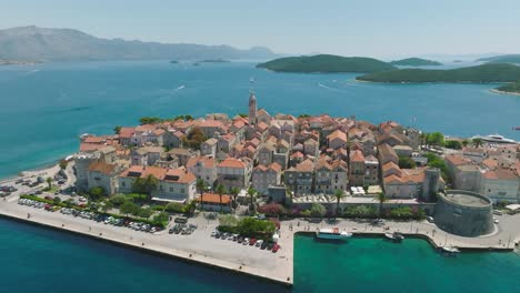 Vista-Aérea-Sobre-La-Pintoresca-Ciudad-De-Korcula,-Isla-De-Korcula,-Dalmacia,-Croacia---Disparo-De-Drones