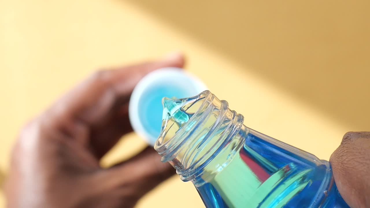 vertido de enjuague bucal