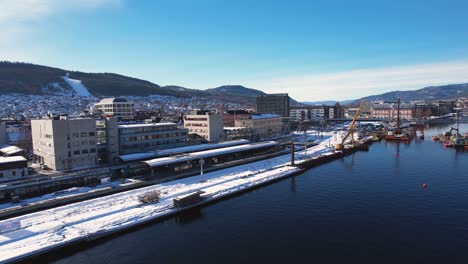 Szene,-In-Der-Ein-Personenzug-An-Einem-Sonnigen-Wintertag-Den-Bahnhof-Verlässt