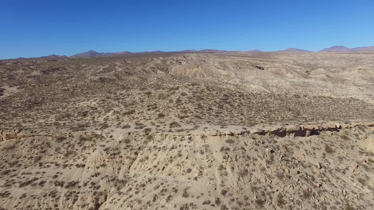 캘리포니아나 네바다 1의 외딴 모하비 사막에 있는 아름다운 마른 절벽면 위의 공중