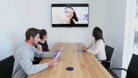 colegas de negocios asistiendo a una videollamada en la sala de conferencias 4k