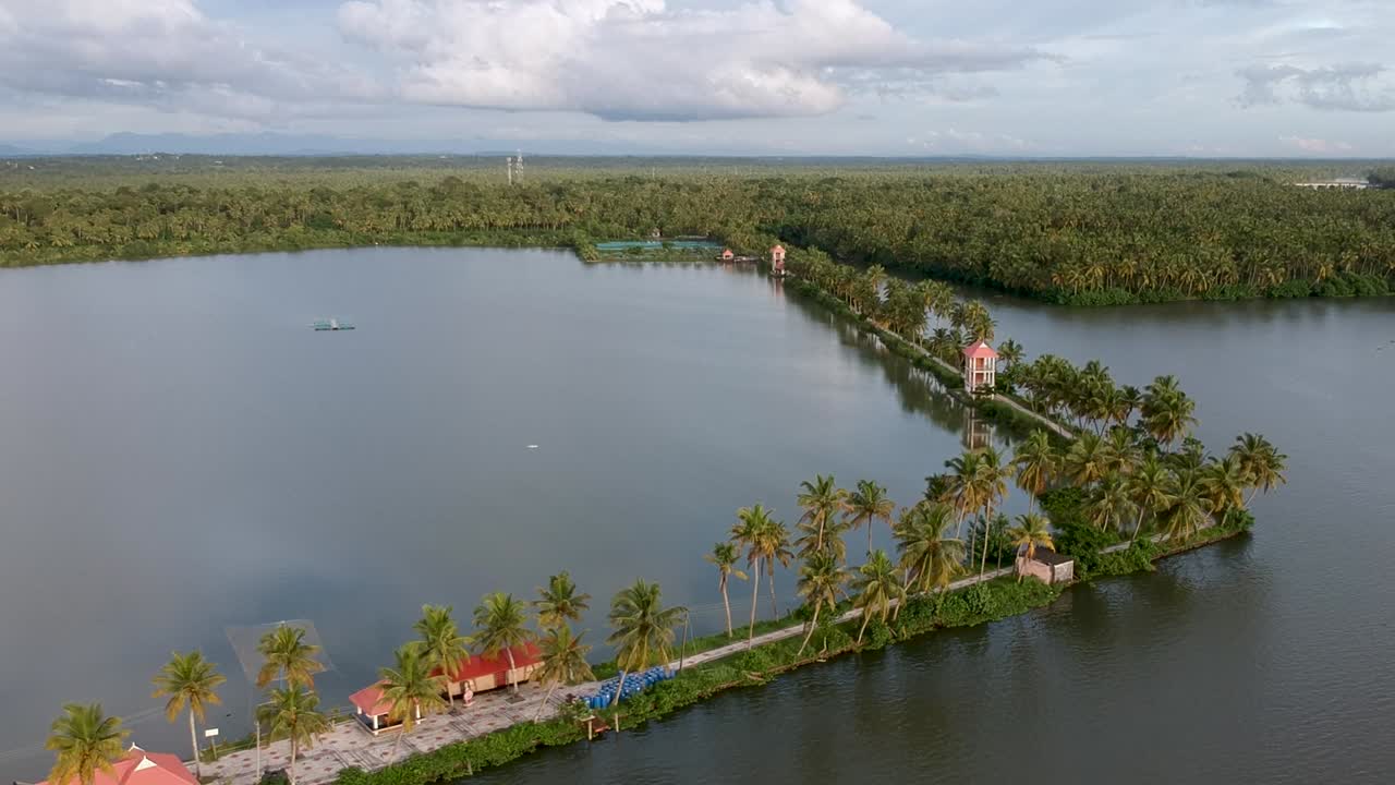 lago vembanad, turismo de piscifactoría, hermosa toma aérea, cielo nublado