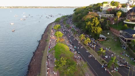 Wunderschöner-Sonnenuntergang-An-Der-Costanera-Von-Posadas-Mit-Zahlreichen-Booten-Und-Fans-Der-Argentinischen-Fußballnationalmannschaft