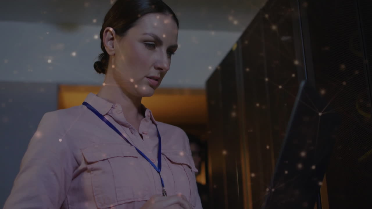 анимация форм, движущихся над различными работниками с помощью планшета в серверной комнате