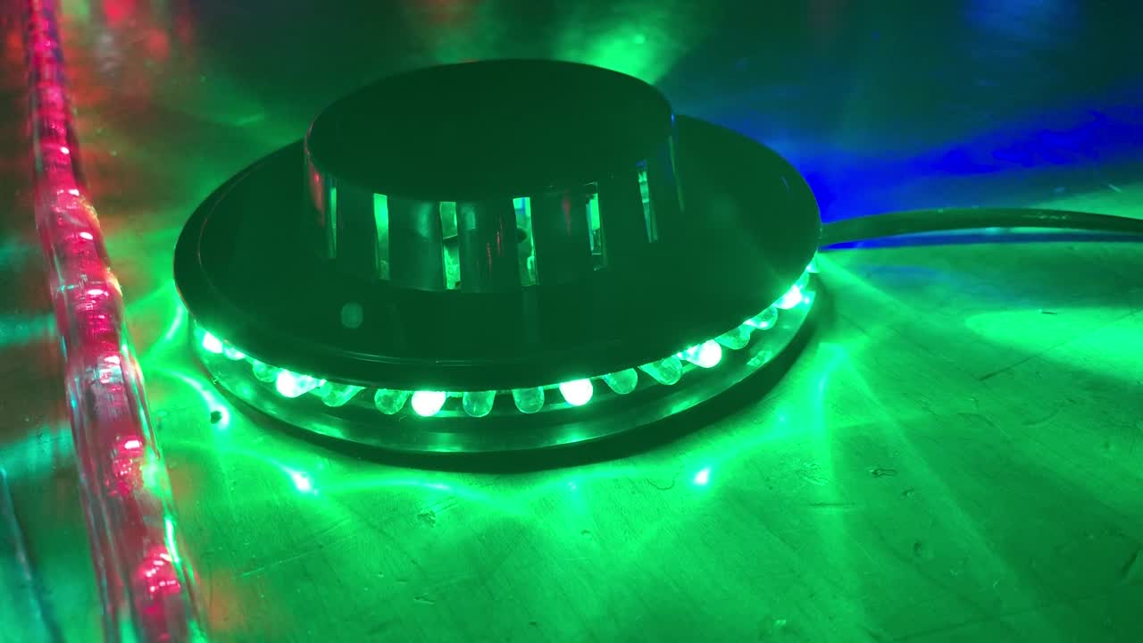 댄스, 결혼식, 휴일 파티, 생일 등과 같은 특별 행사에 사용되는 화려한 파티 조명