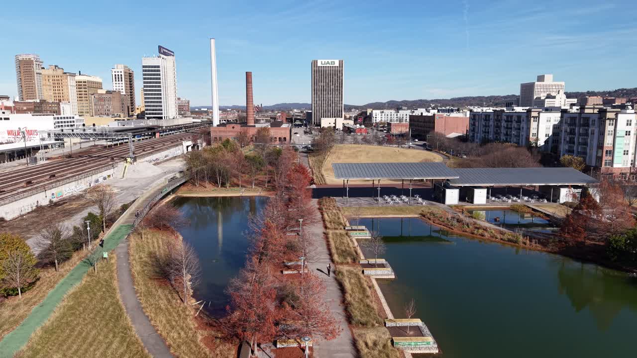 Splendidi filmati 4K realizzati con drone del Railroad Park a Birmingham, Alabama, che mostrano aree verdi e skyline urbano. Ideale per progetti sulla vita cittadina, la natura o i viaggi.