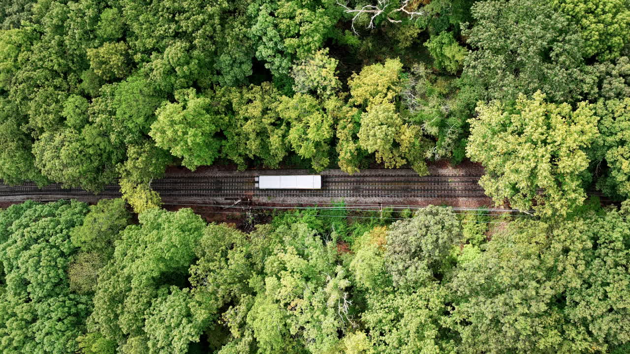 Aerial view of Chattanooga’s Incline Railway cutting through lush green forest—an iconic rail line surrounded by dense trees and scenic natural beauty