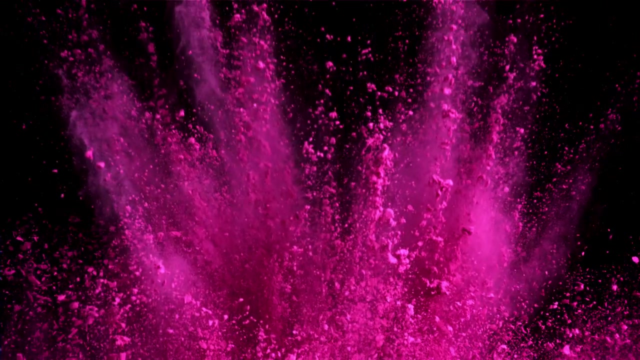Lyserød pulvereksplosion på sort baggrund i slowmotion