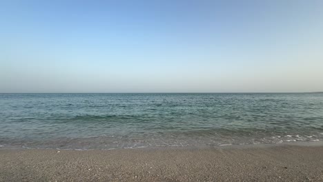 Maravilloso-Paisaje-De-Playa-Amplia-Vista-Del-Horizonte-Horizonte-Océano-Azul-Playa-Orilla-De-La-Playa-Acantilado-De-Roca-Limpieza-Bolsa-De-Basura-Paquete-De-Basura-Hombre-Limpieza-Ambiente-De-Playa-Tropical-Cambio-Climático-Conservación