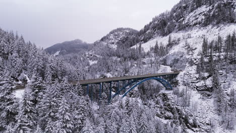 puente paulson y autopista crow's nest en un paisaje montañoso en invierno