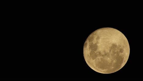 Luna-Llena-Rojiza-Espeluznante-Embrujada-Pasando-En-El-Cielo-Nocturno,-Perfecta-Para-Halloween,-Tema-Oscuro-Aterrador,-Imágenes-Celestiales