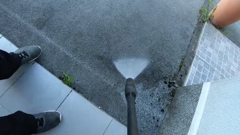 limpieza de la entrada y entrada de la casa con limpiador de chorro de agua a alta presión, cámara lenta