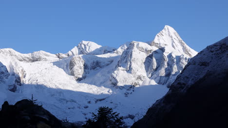 Time-lapse-Sobre-Las-Montañas-En-La-Región-De-Manaslu-De-Nepal-Para-El-Amanecer,-Himalaya