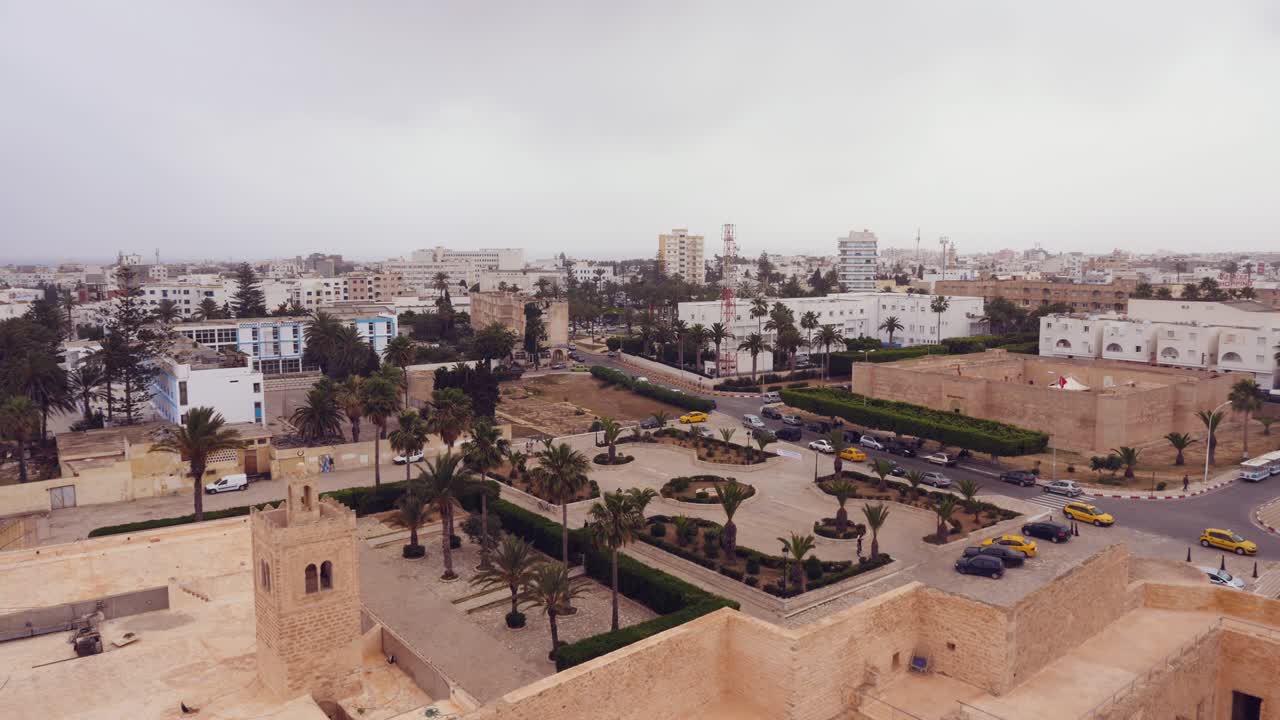 Parco, Grande Moschea e strada con auto nella città di Monastir, Tunisia, vista aerea