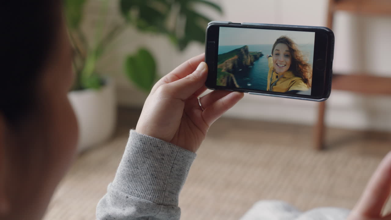 mujer joven chateando en video usando un teléfono inteligente amiga feliz de vacaciones en escocia compartiendo experiencia de viaje divirtiéndose en vacaciones aventura comunicándose con el teléfono móvil