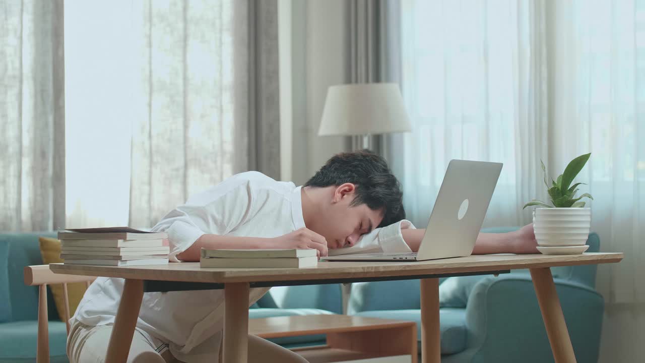 책상에서 잠자는 학생