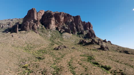 Niedrige-Parallaxe-Um-Superstition-Mountains-Mit-Grünen-Sträuchern-An-Sonnigen-Hellen-Tag